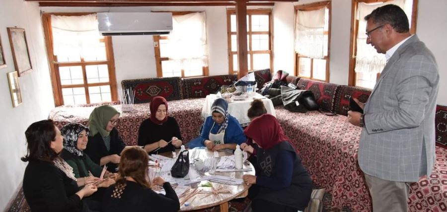 ATIK KAĞITLARDAN EKMEK SEPETİ YAPIYORLAR