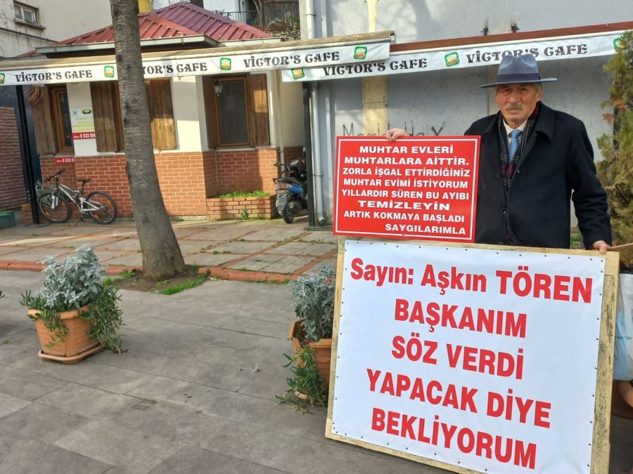 Evsiz Muhtar sokakta kaldı