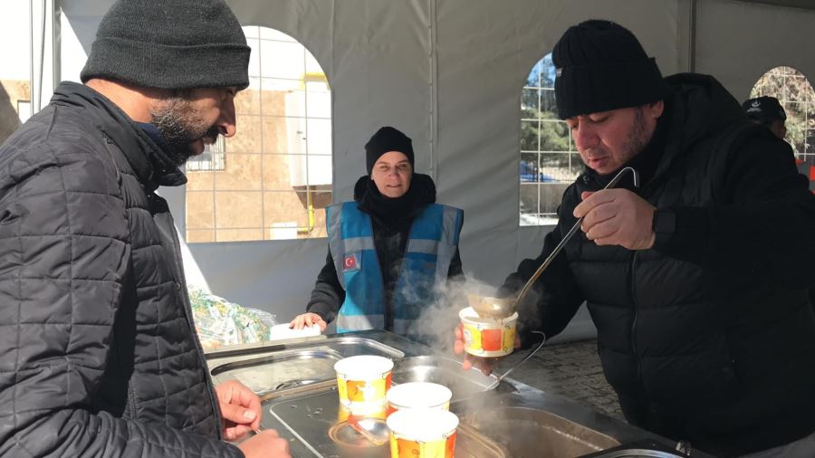 ALTINORDU BELEDİYESİ’NDEN DEPREM BÖLGESİNDE 24 SAAT SICAK YEMEK 