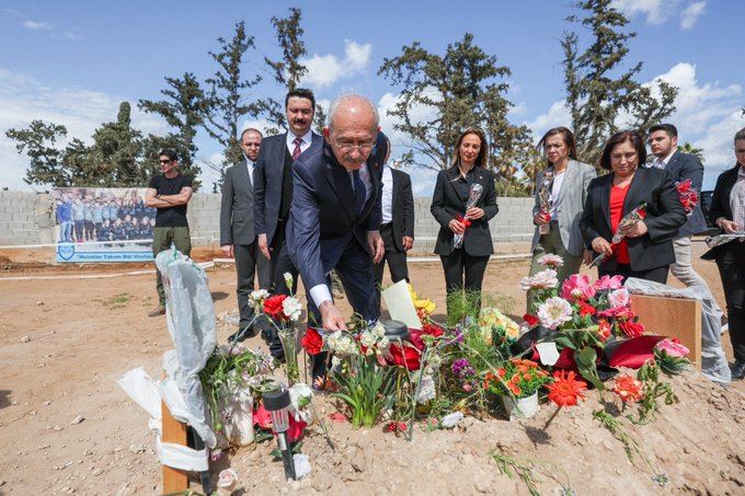 Kemal Kılıçdaroğlu depremde hayatını kaybeden sporcuların ailelerini ziyaret etti.