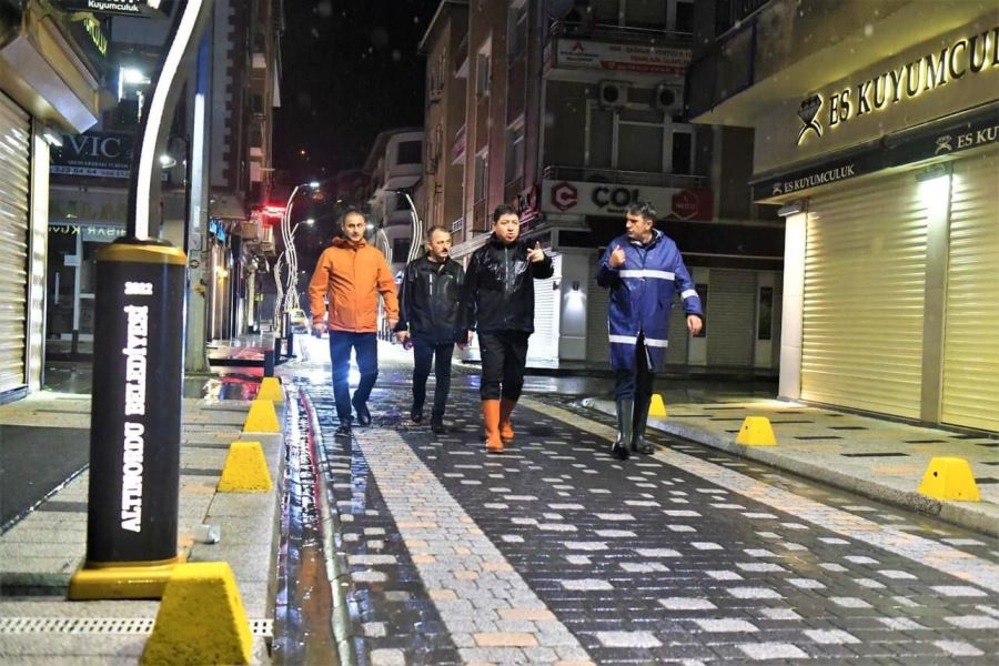 BAŞKAN AŞKIN TÖREN GECE BOYUNCA SAHADAYDI