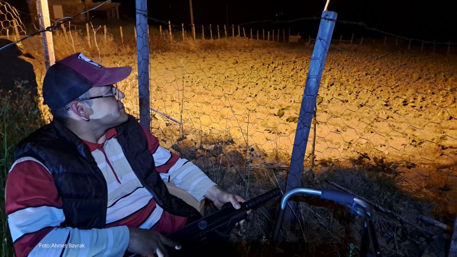 TARLASINI KORUMAK İÇİN ELLERİ TETİKTE NÖBET TUTUYOR