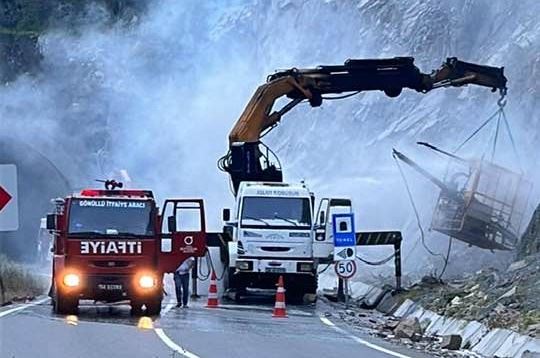 Karadeniz-Akdeniz Yolu’nda kayalıklara tel çeken vinç yandı