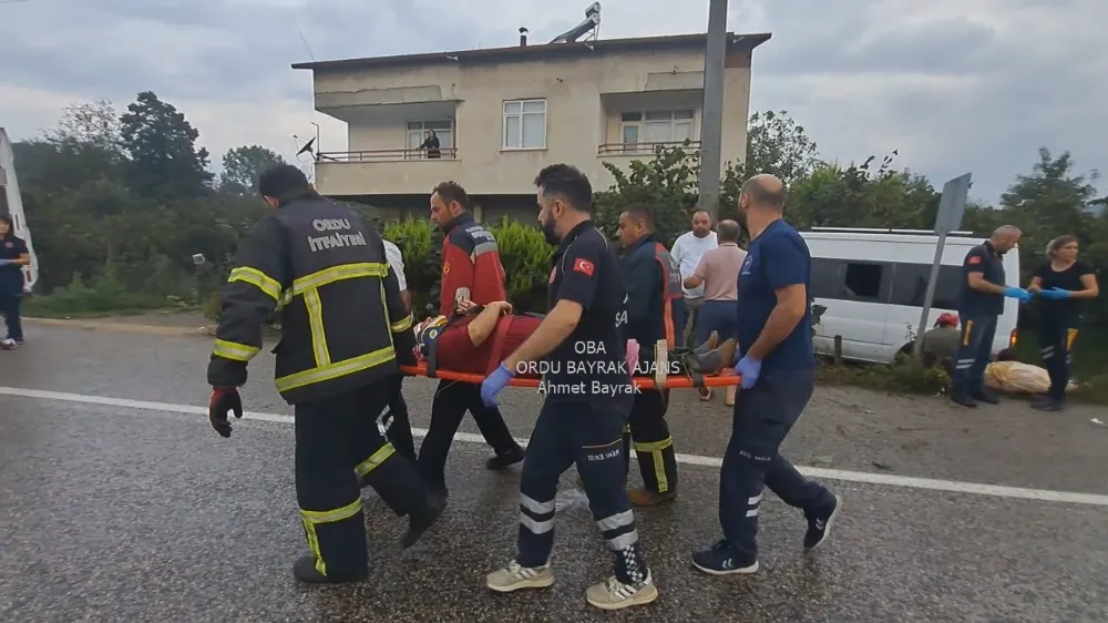 Fındık işçilerini taşıyan minibüs kaza yaptı: 17 yaralı