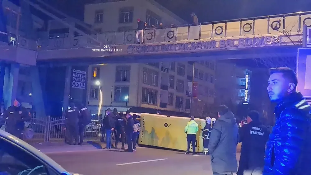  Ordu’da üst geçitten  atlamak isteyen genci polisler kurtardı