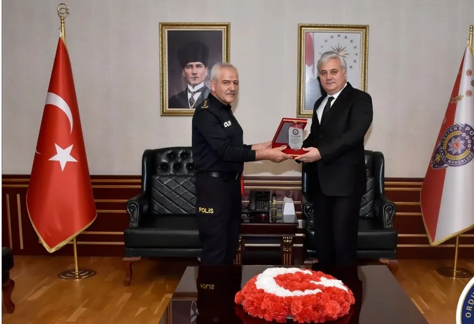 EMEKLİ POLİS MEMURLARINA PLAKET TÖRENİ DÜZENLENDİ