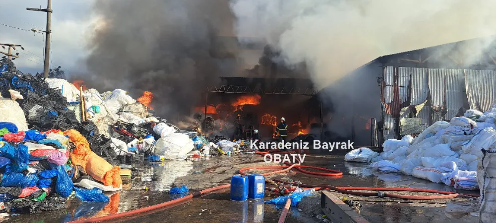 GERİ DÖNÜŞÜM TESİSİNDE YANGIN PANİĞİ!