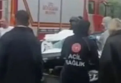 OTOMOBİL TIRIN ALTINA GİRDİ: 1 ÖLÜ, 2 YARALI