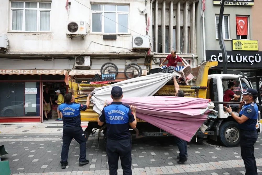 Altınordu Belediyesi yayalarımızın güvenli geçişini sağlamak için aralıksız çalışıyor